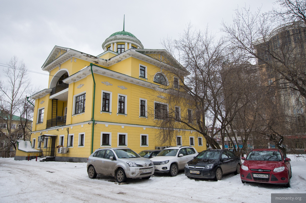 Мини-сквер в центре Екатеринбурга превратили в парковку Мини-сквер в центре Екатеринбурга превратили в парковку