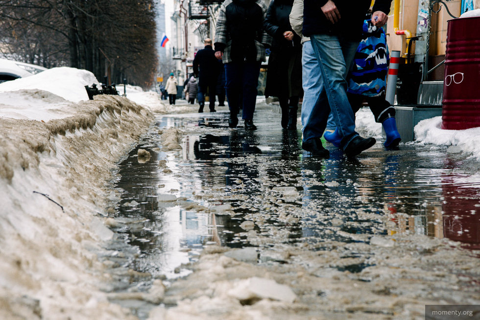 Жителей Екатеринбурга призвали отказаться от белой обуви до конца апреля Жителей Екатеринбурга призвали отказаться от белой обуви до конца апреля