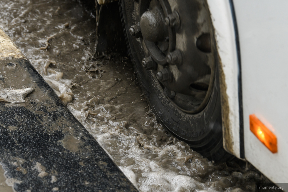 Жители Екатеринбурга разгневались на грязные дороги в районе Макаровского моста Жители Екатеринбурга разгневались на грязные дороги в районе Макаровского моста