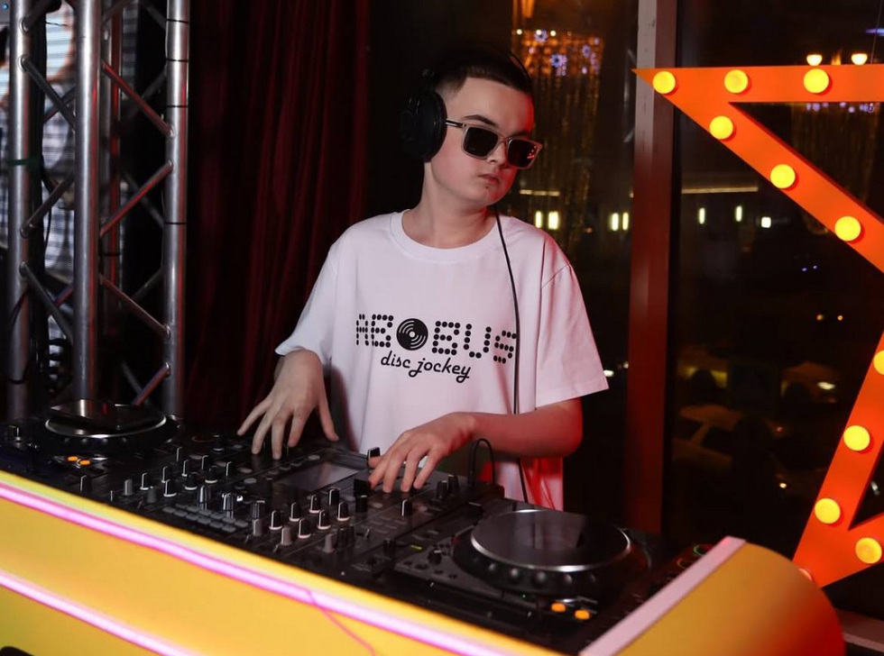 Незрячий диджей из Верхней Пышмы заставил танцевать москвичей Незрячий диджей из Верхней Пышмы заставил танцевать москвичей