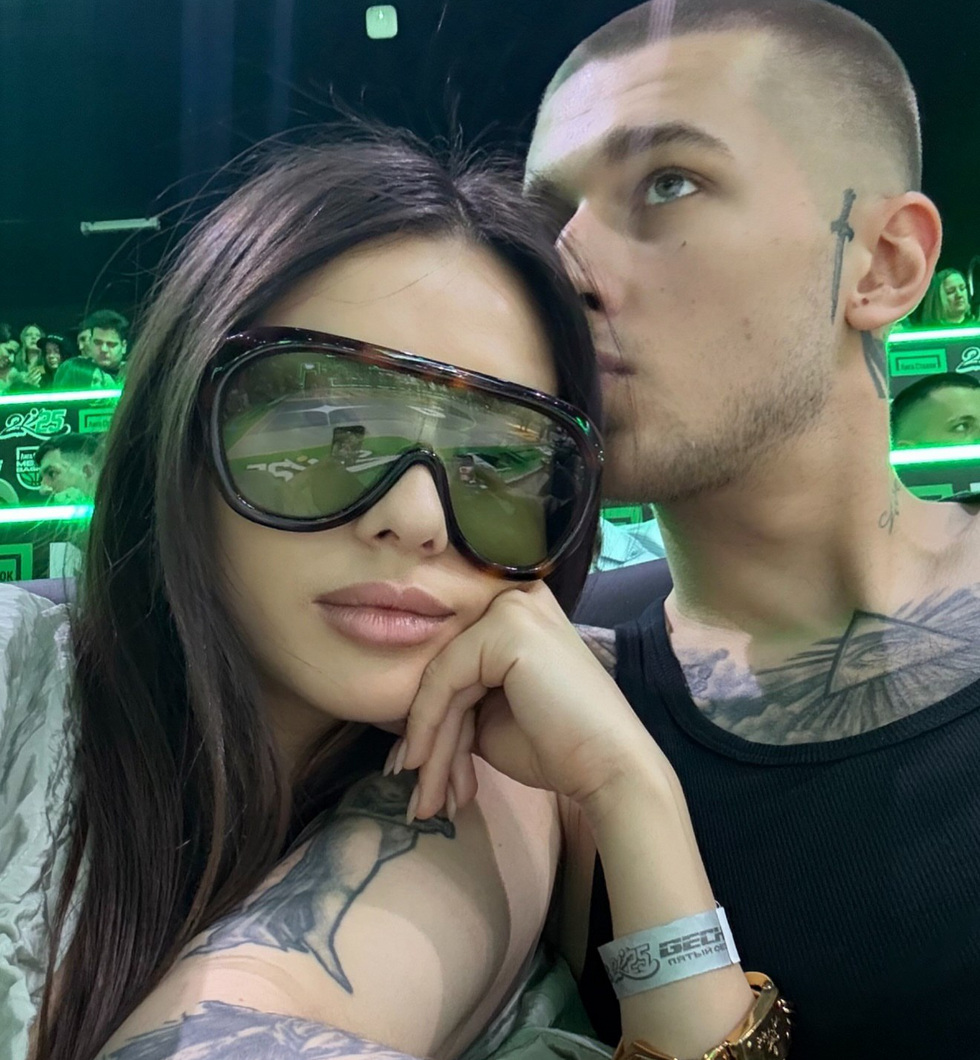 Блогерша из Екатеринбурга намекнула на отношения с московским дизайнером Блогерша из Екатеринбурга намекнула на отношения с московским дизайнером