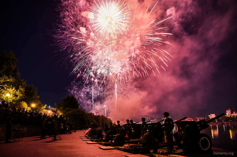 В Екатеринбурге прогремит второй салют на 9 Мая В Екатеринбурге прогремит второй салют на 9 Мая