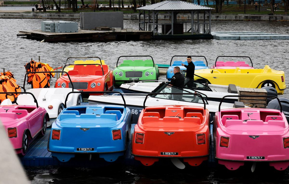 «Корабли-тачки» на Плотинке проверят на законность «Корабли-тачки» на Плотинке проверят на законность