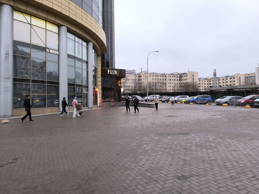 Екатеринбуржцы добились ликвидации незаконной парковки у торгового центра Екатеринбуржцы добились ликвидации незаконной парковки у торгового центра