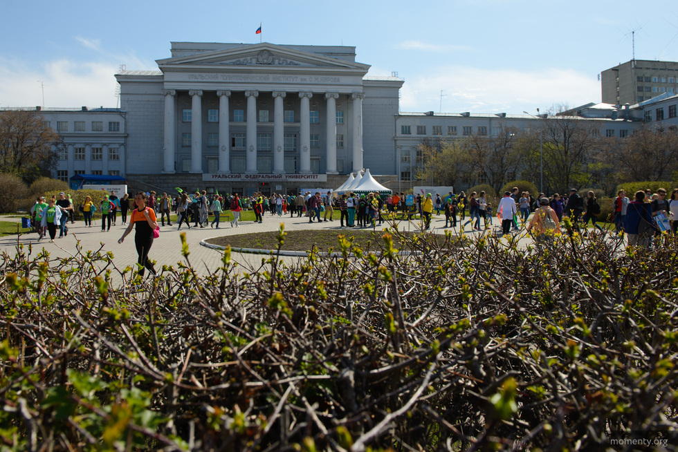 Площадь возле УрФУ избавят от незаконной парковки Площадь возле УрФУ избавят от незаконной парковки