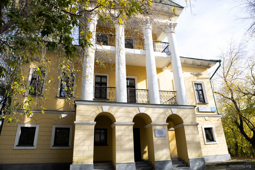 Неизвестные лица агитируют за застройку сквера у дома архитектора Малахова Неизвестные лица агитируют за застройку сквера у дома архитектора Малахова