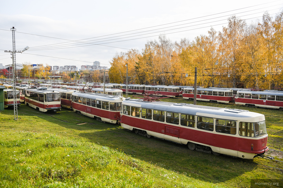 Первый в России пятисекционный трамвай доставили в Екатеринбург Первый в России пятисекционный трамвай доставили в Екатеринбург