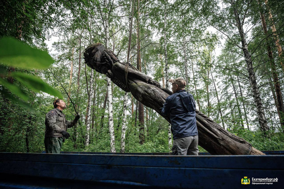 Разваливающихся деревянных идолов вывезли из&nbsp;парка Лесоводов России