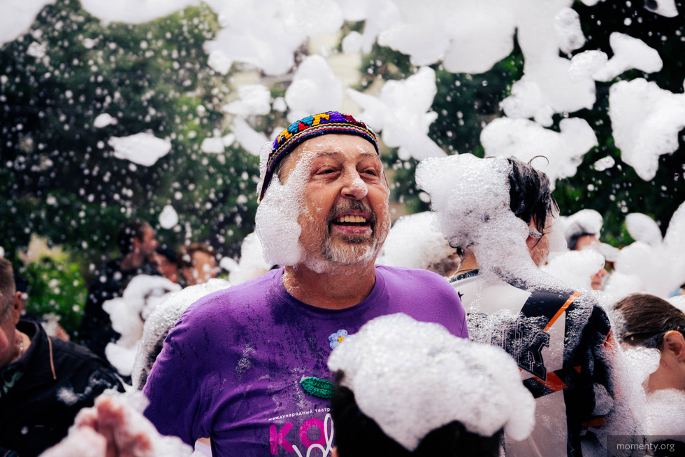 Тротуары рядом с главным корпусом УрФУ затопило пеной Тротуары рядом с главным корпусом УрФУ затопило пеной