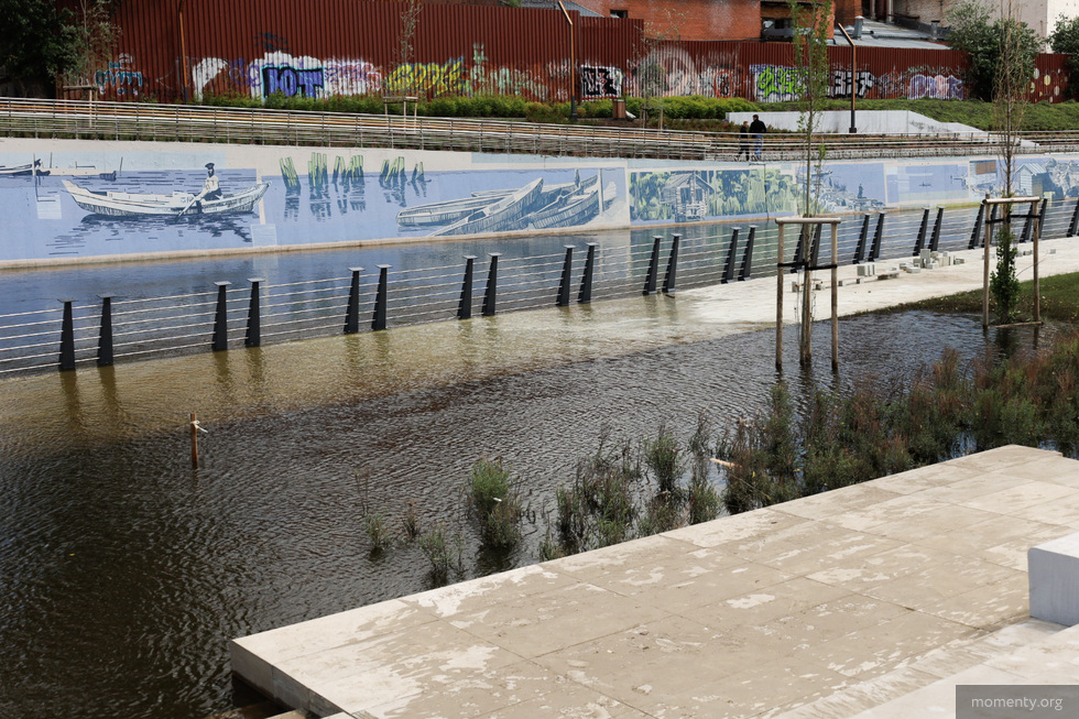 В Екатеринбурге новая набережная ушла под воду В Екатеринбурге новая набережная ушла под воду