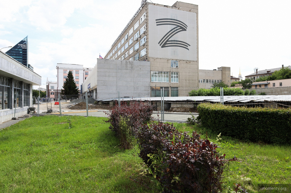 Сквер возле УрГЭУ начали благоустраивать. ФОТО Сквер возле УрГЭУ начали благоустраивать. ФОТО