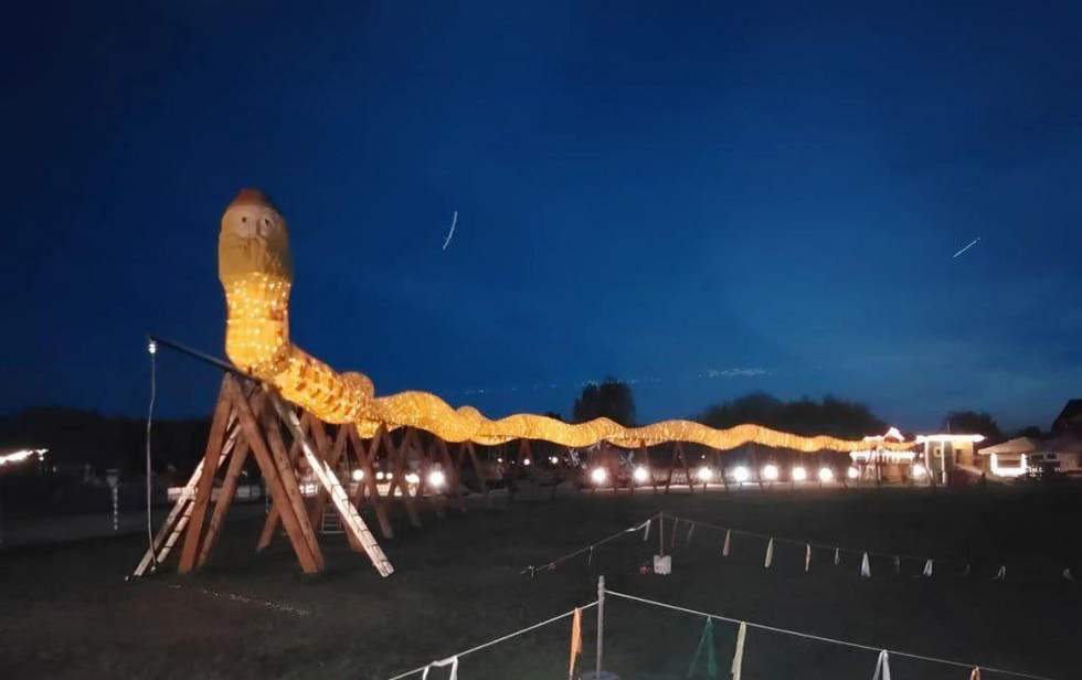 В уральском парке появился гигантский арт-объект в виде светящегося змея В уральском парке появился гигантский арт-объект в виде светящегося змея