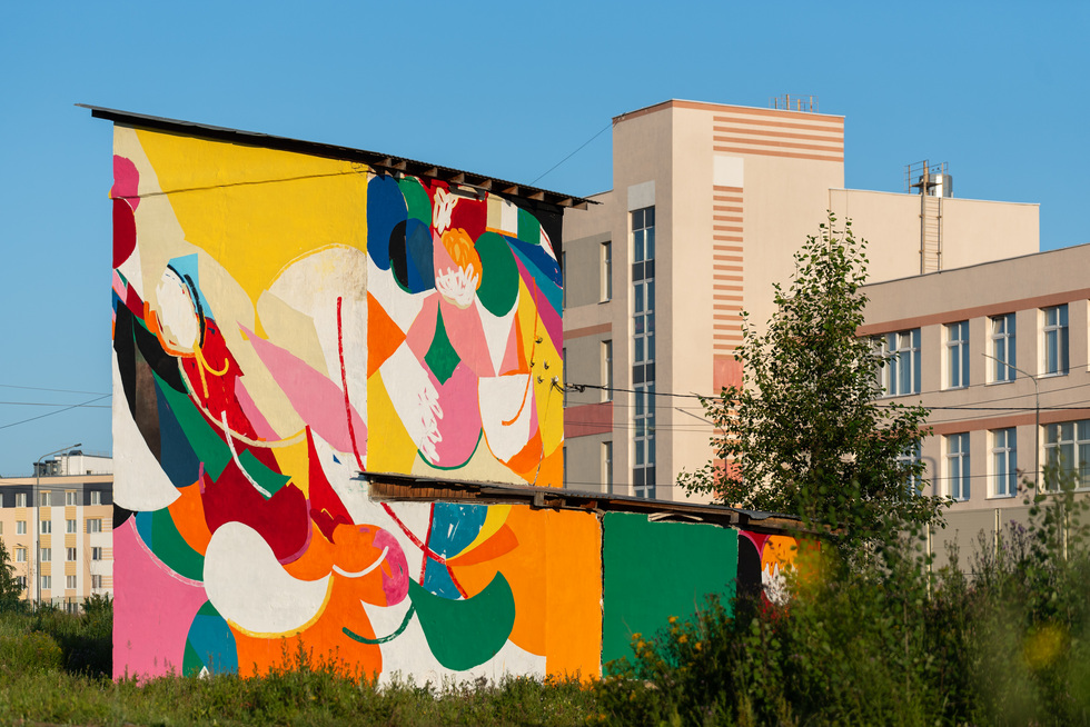 Стены заброшенного здания в&nbsp;Академе обросли абстрактными муралами