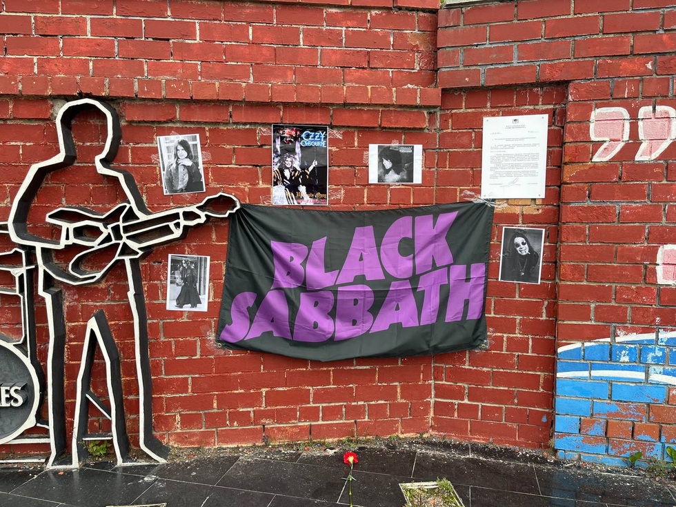 В&nbsp;Екатеринбурге появился стихийный мемориал памяти Оззи Осборна