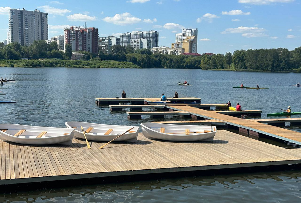 На набережной Исети появились лодки Николая II На набережной Исети появились лодки Николая II