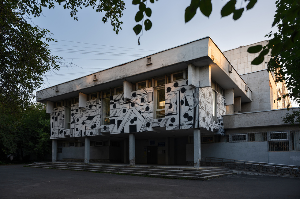 Абстрактный мурал преобразил фасад библиотеки в Екатеринбурге Абстрактный мурал преобразил фасад библиотеки в Екатеринбурге