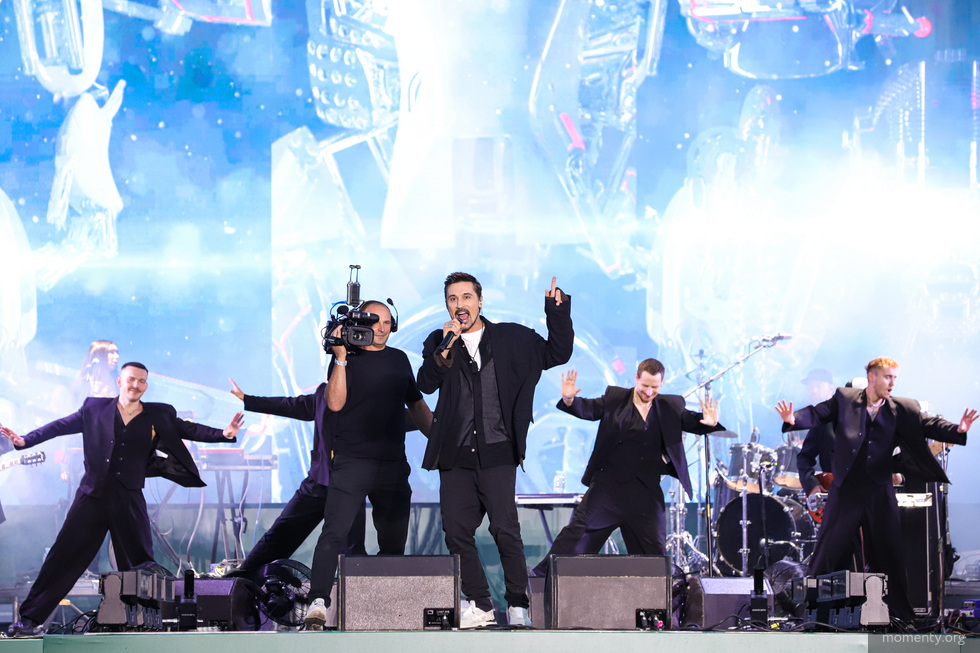 Тысячи человек заполонили Исторический сквер в Екатеринбурге Тысячи человек заполонили Исторический сквер в Екатеринбурге