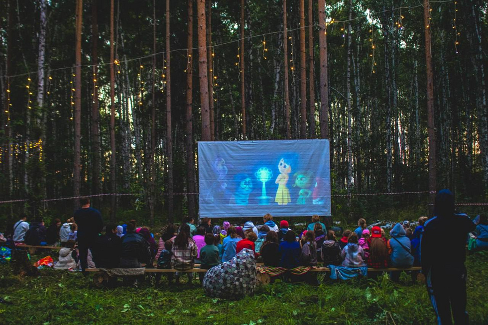 В Екатеринбурге открылся лесной кинотеатр В Екатеринбурге открылся лесной кинотеатр
