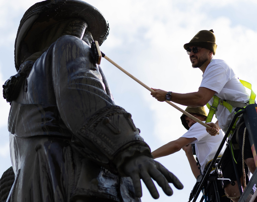 В Екатеринбурге «отпарили» памятник отцов-основателей города В Екатеринбурге «отпарили» памятник отцов-основателей города