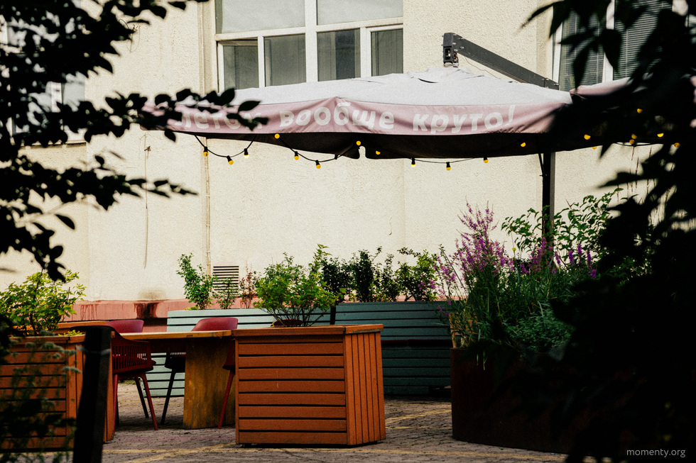 Инжирный тарт с миндальным коржом и тофники со свежими ягодами. Гастроновости Екатеринбурга Инжирный тарт с миндальным коржом и тофники со свежими ягодами. Гастроновости Екатеринбурга