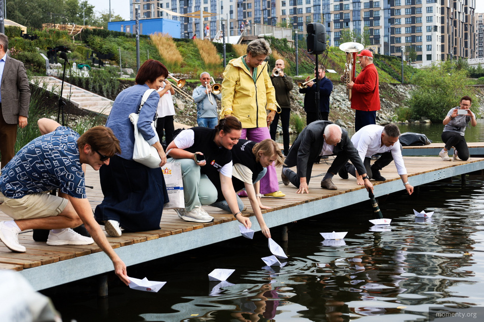 По&nbsp;набережной Исети запустили множество белых корабликов