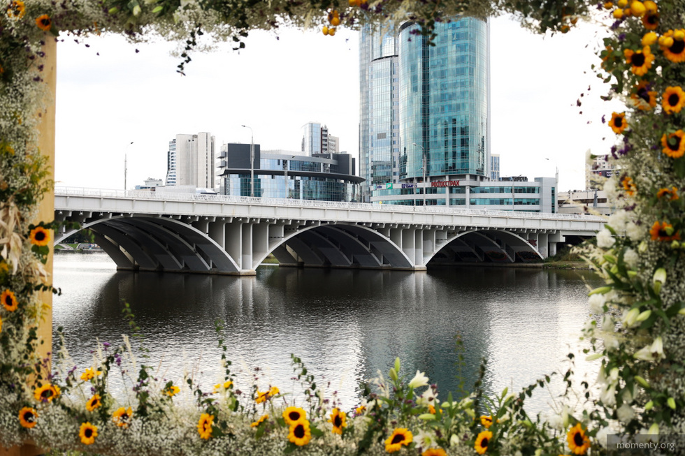 Набережную за&nbsp;Макаровским мостом превратили в&nbsp;гигантский зеленый оазис