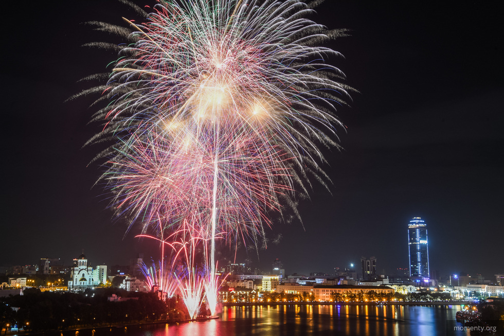Дождь, звездный десант и&nbsp;десятки тысяч улыбок: как в&nbsp;Екатеринбурге отпраздновали День города