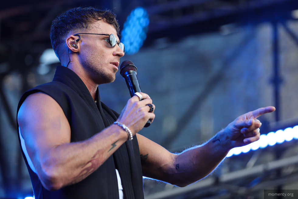 Олег Майами загазлайтил фанаток на концерте Олег Майами загазлайтил фанаток на концерте