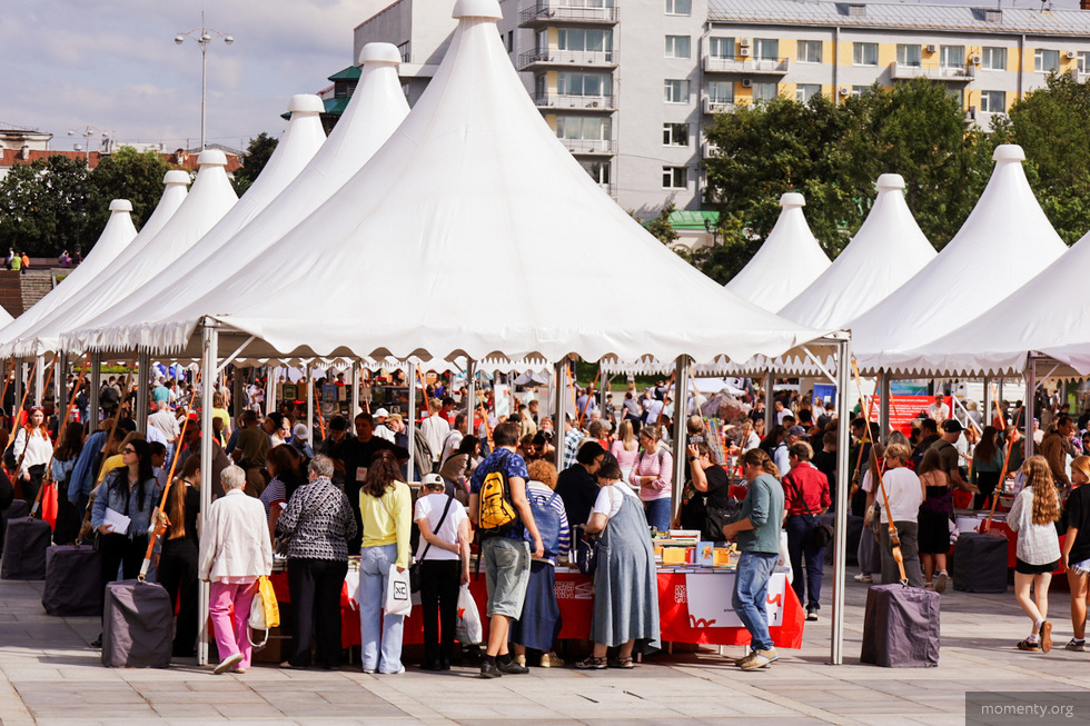 Екатеринбуржцы массово ринулись за книгами в Исторический сквер Екатеринбуржцы массово ринулись за книгами в Исторический сквер