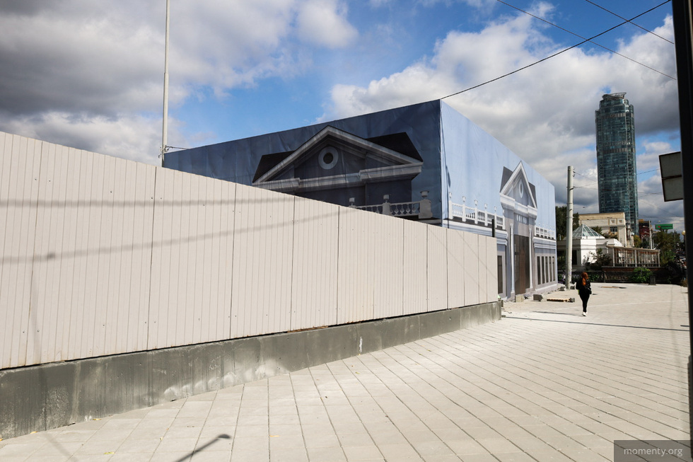 Зеленый участок в&nbsp;центре Екатеринбурга внезапно оградили высоким забором