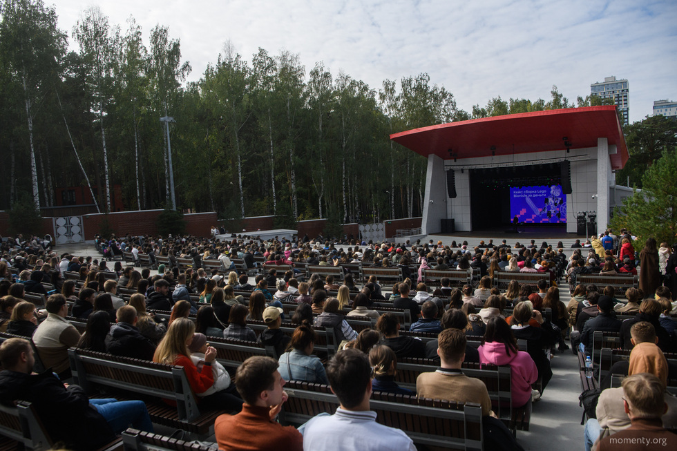 Толпы екатеринбуржцев заполонили Парк Маяковского ради выступлений звездных спикеров Толпы екатеринбуржцев заполонили Парк Маяковского ради выступлений звездных спикеров