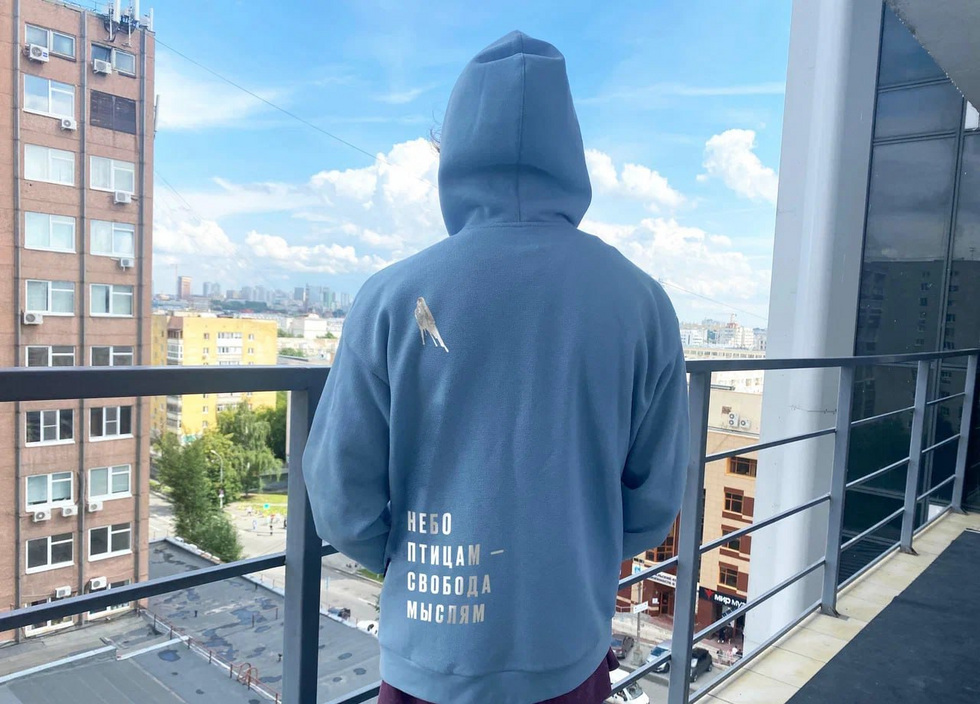 Уральский девелопер выпустил одежду с принтами голубиного помета Уральский девелопер выпустил одежду с принтами голубиного помета