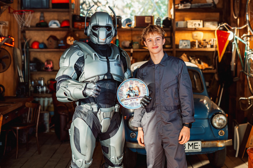 Леон Кемстач представил новую картину про сбежавшего робота в Екатеринбурге Леон Кемстач представил новую картину про сбежавшего робота в Екатеринбурге