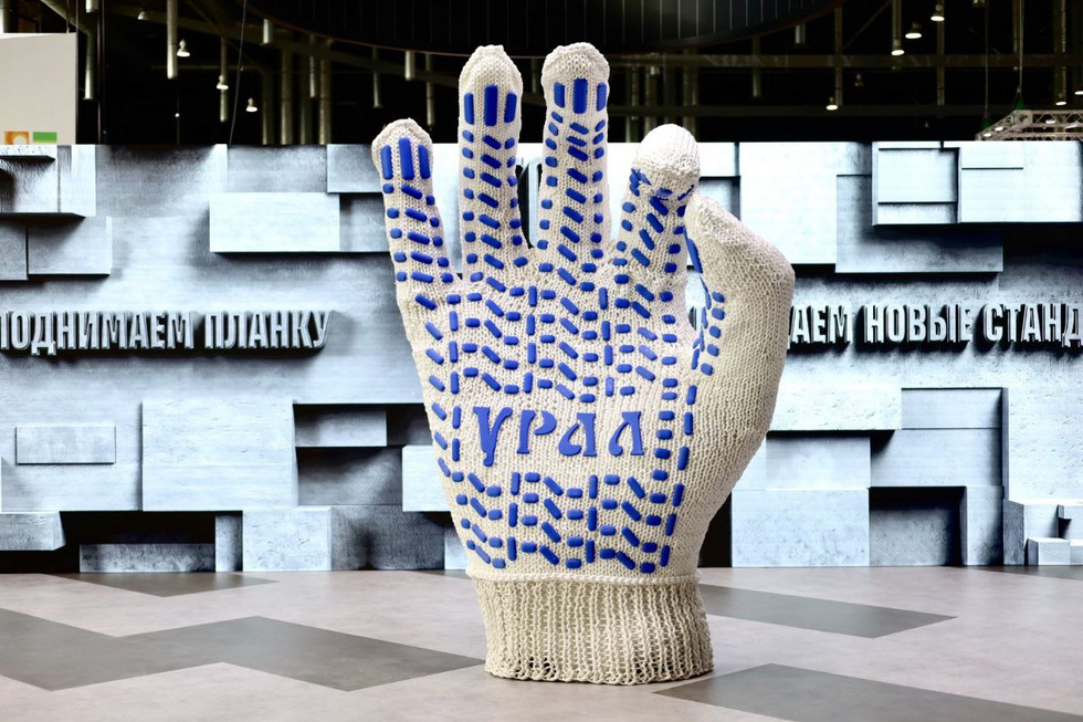 В Екатеринбурге создали гигантскую перчатку в честь строителей В Екатеринбурге создали гигантскую перчатку в честь строителей