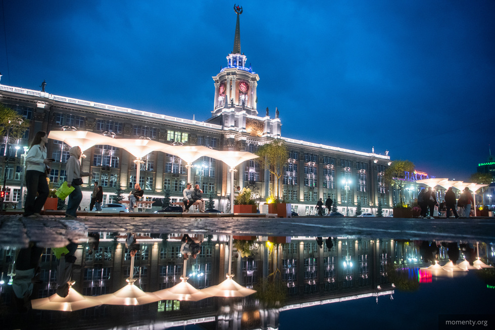 Площадь 1905 года готовят к монтажу главного катка Екатеринбурга Площадь 1905 года готовят к монтажу главного катка Екатеринбурга