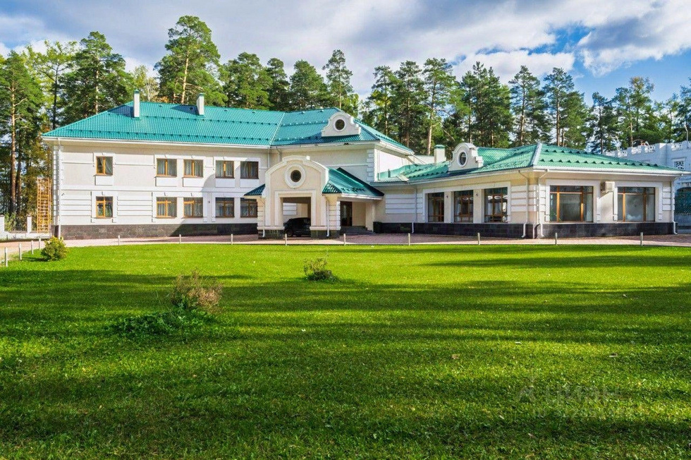 В Свердловской области выставили на продажу гигантскую усадьбу за 200 миллионов рублей В Свердловской области выставили на продажу гигантскую усадьбу за 200 миллионов рублей