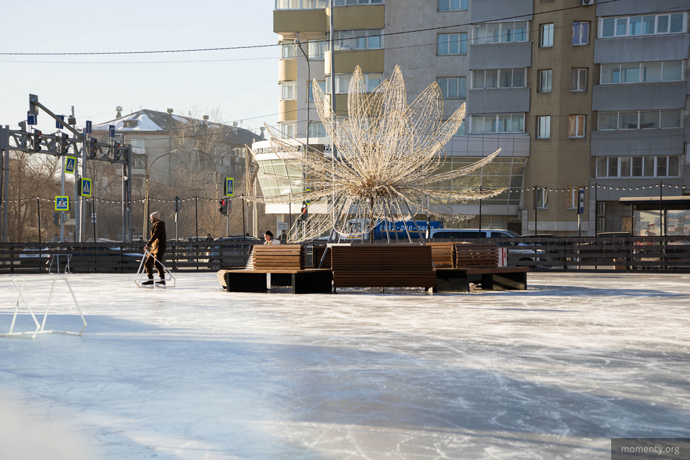 В Екатеринбурге перенесли открытие первого сезонного катка В Екатеринбурге перенесли открытие первого сезонного катка