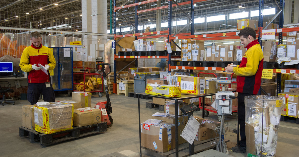 DHL остановил услуги доставки в Россию и Украину