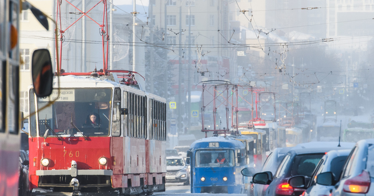 Транспорт проспекта. Пожар на Малышева Екатеринбург. Пробки Екатеринбург. Пожар на улице Малышева Екатеринбург. Пожар по ул Малышева в ЕКБ.