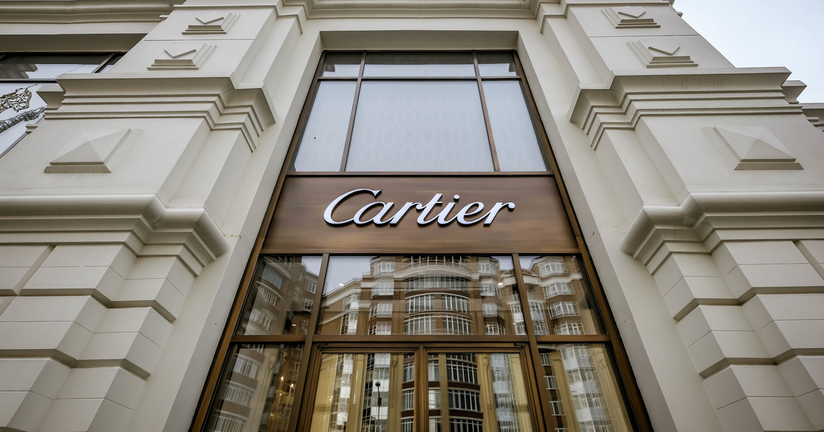 Cartier москва. Торговая галерея Тихвин Екатеринбург. Сакко и Ванцетти 74 Екатеринбург. Cartier здание. Вывеска Картье.